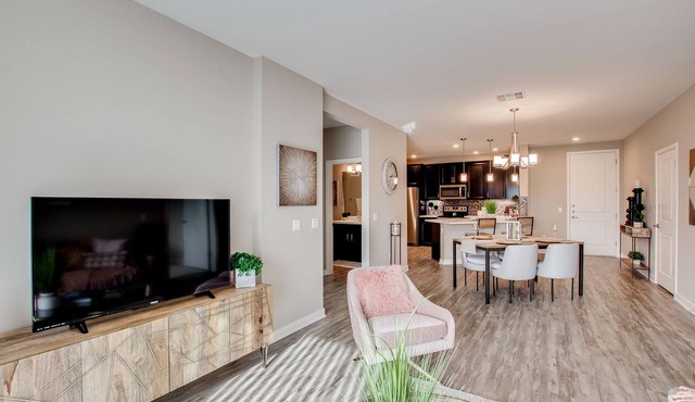 Gorgeous Condo Large Resort Pool & mountain views! 30 Night Min!