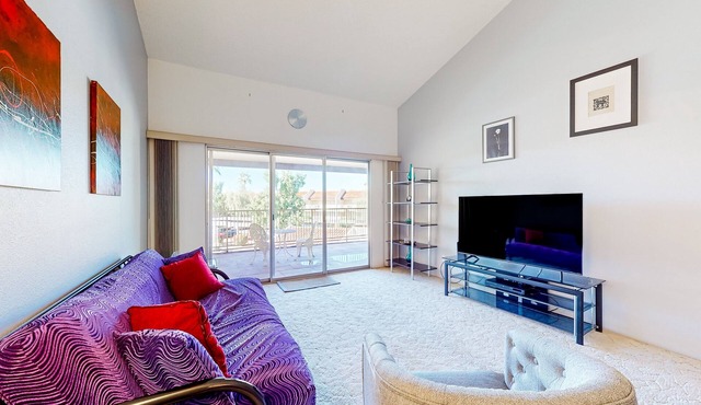 Gorgeous condo with hot tub, pool, tennis court, & grilling area - lake access