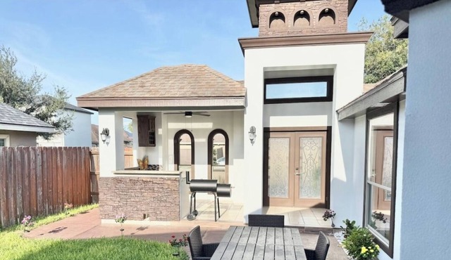 GORGEOUS HOME WITH COURTYARD, LANDSCAPPED, NEW POOL Outside barbecue area.