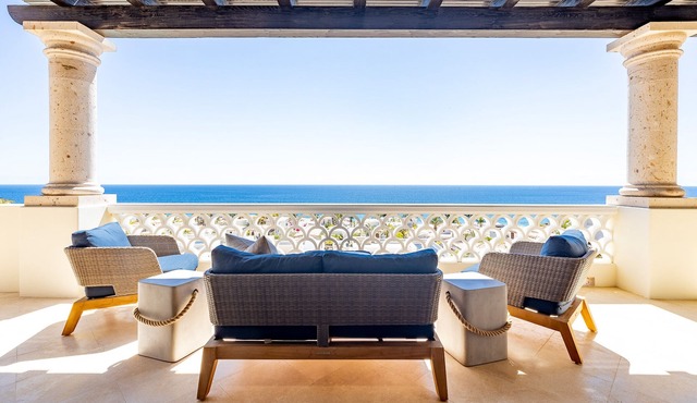 Gorgeous penthouse with pool and jacuzzi amenities