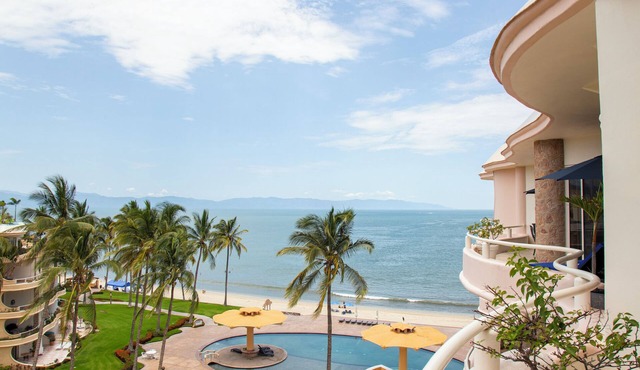 Gorgeous Two-Story Penthouse Private Community on the Beach!