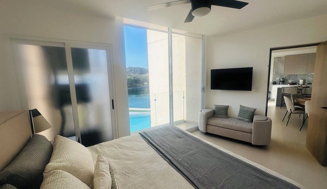 Grand Suite Style Vacation Apartment With Pool and Lake View