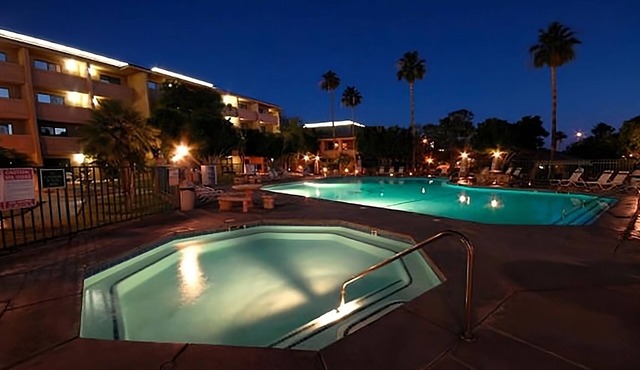 GREAT DESERT STAY! COMFY UNIT, POOL, PARKING