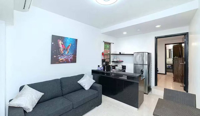 Great Location Beach apartment 1 Bedroom, 1 bath, full kitchen, pool