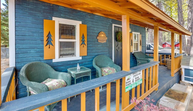 'Grizzly Pine' Cottage - Walk to Ski Beach Park!