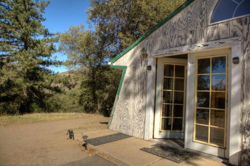 Group Bunkhouse Sleeps 12 Mountain Views