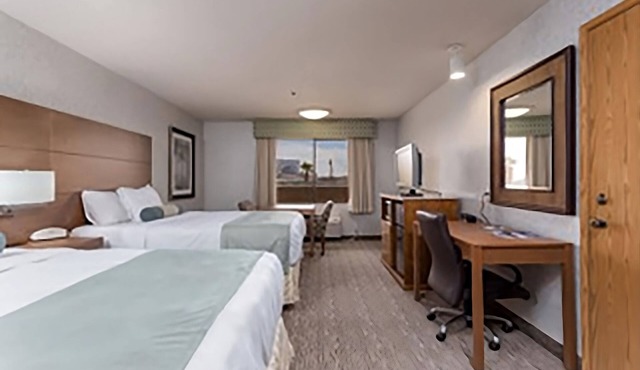 GROUP DESERT VACAY! TWO GREAT UNITS, POOL AND HOT TUB