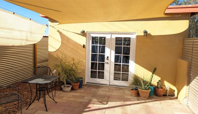 Guesthouse w/private access and patio