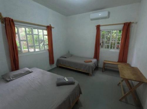 HABITACION PRIVADA CON AC, WiFi, TV, COCINA, BAÑO Y ESTACIONAMIENTO
