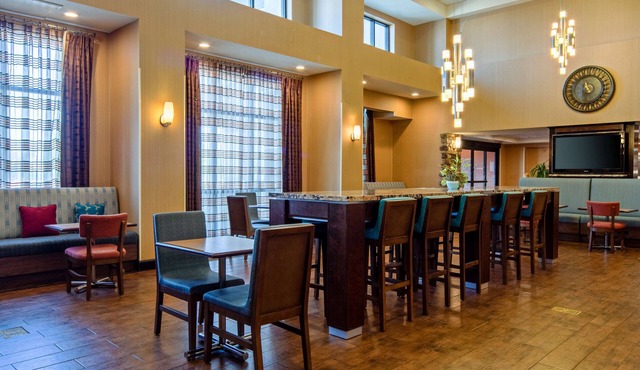 Hampton Inn & Suites Bakersfield/Hwy 58, CA