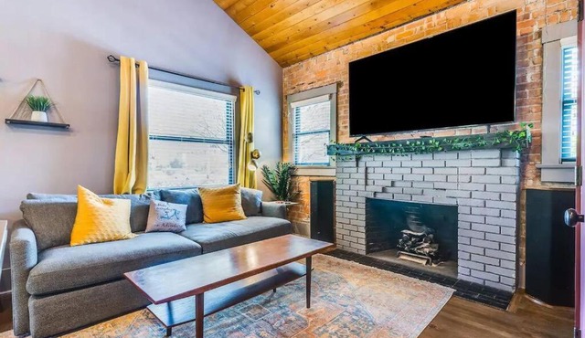 Happy Cactus Walkable 2BR by UofA and Parking