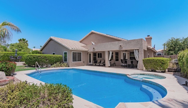 Heated Pool and Spa Spacious 4-bedroom home in Glendale, AZ
