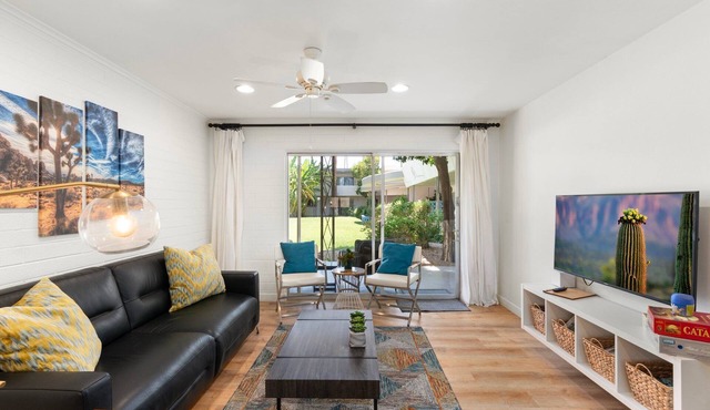 Heated Pool, Continental Breakfast Included, Fast Internet, Walkable to Old Town