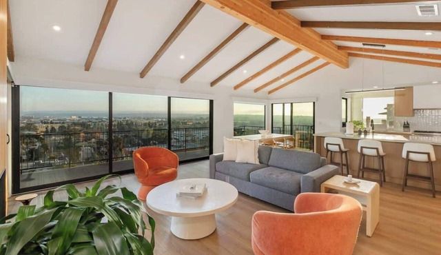 Heated Pool-Jacuzzi-King Bed-City Views-Chic Decor