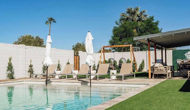 Heated Pool! Quiet Luxury, enjoy Casa Salute!