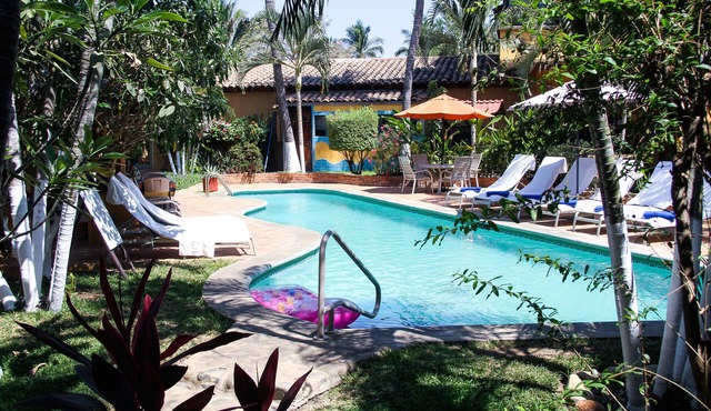 Hidden gem of Puerto Escondido, pool-side apt, 1min walk to beach, patio, yoga
