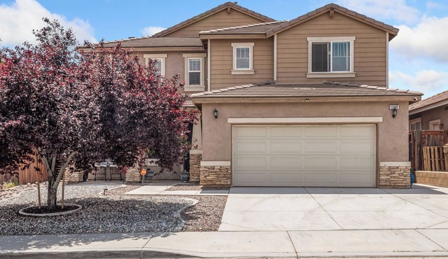 High Desert Cozy Nest! Big & Cozy Desert Getaway/4BR 3BA Hot Tub&Fire Pit