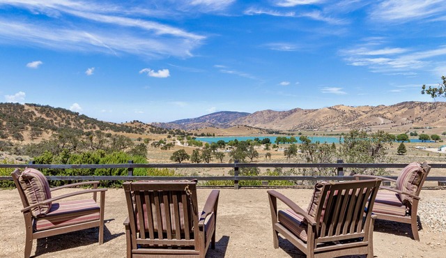 Hilltop 4BR Lake View Home with Jacuzzi, Pool Table, Wi-Fi