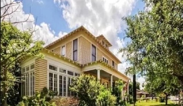 Historic Charm- Modern Amenities Downtown Brownsville. Close to SPI, Space X