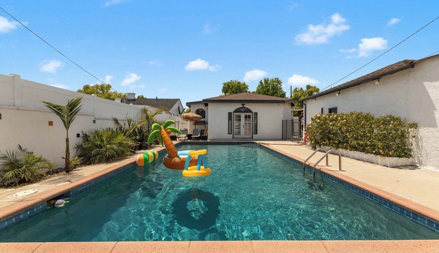 Hollywood Hideaway: Spacious 4-Bedroom Retreat w/Pool & Game room near Universal