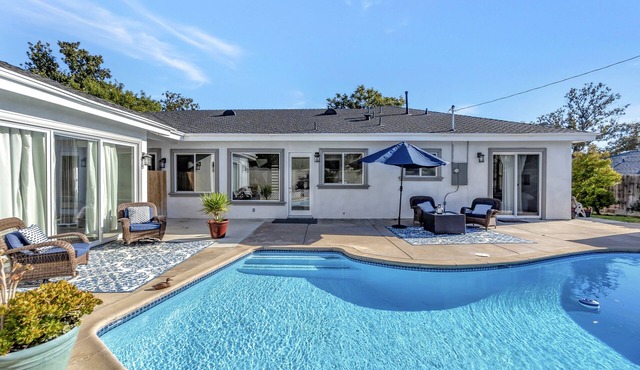 HOME 20 MINS AWAY FROM DISNEY! 5 BEDS/5 FULL BATHS WITH GUESTHOUSE