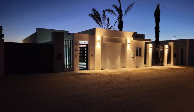 Home with community pool - all beaches 10 minutes away!
