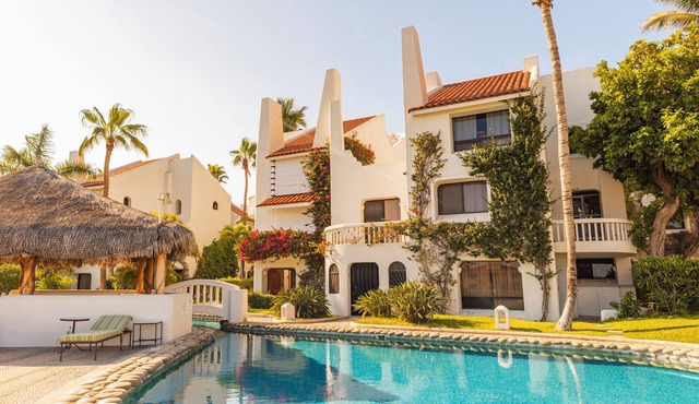 Hotel Zone convenience, with the comforts of home! Sleeps 6- King and 2 queens