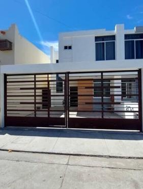 House 5 min by the beach, with wide open garage.