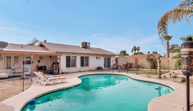 House, pool, Tempe Marketplace and Cubs new stadium area. Convenient location.