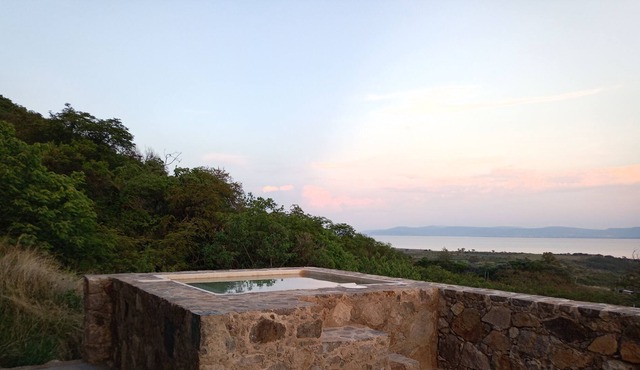 House with lake view and jacuzzi