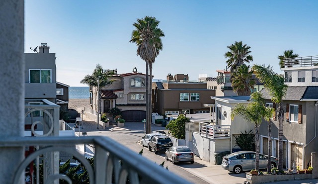 Huge 3,600 square foot beach house 5 houses from the sand at Silver Strand Beach
