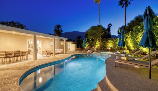 Huge Backyard: PoolTable+Firepit+Saltwater Pool and Spa