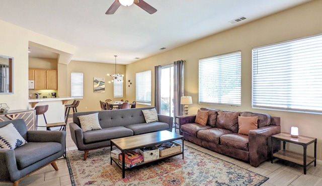 Huge Desert Oasis w Pool+Spa. Sleeps 12. Centrally located to all of Ch Valley
