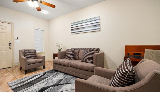 Hummingbird Haven 2 Cozy Comfort Haven - Parking at No Extra Cost