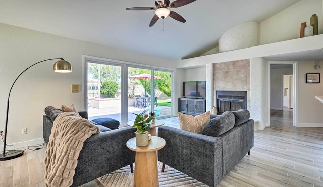 Ideal for Snowbirds! Poolside Getaway in Glendale