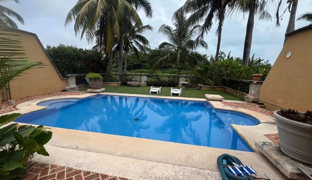 Impressive colonial house in hotel zone with private swimming pool