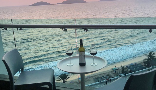 Incredible ocean sunset views from bedroom, living area &balcony - Torre Eme!