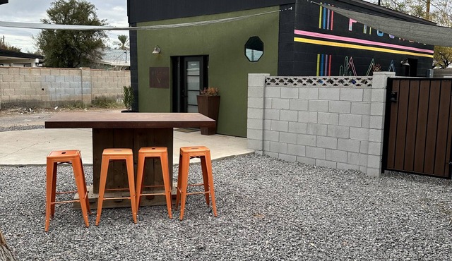 Industrial Style Downtown Casita with Backyard. Pet Friendly!