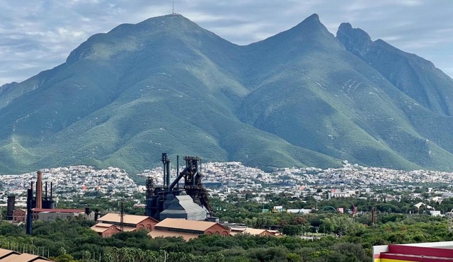 Industrial stylish 3-br. apartment & city views in front of Parque Fundidora & Arena Mty