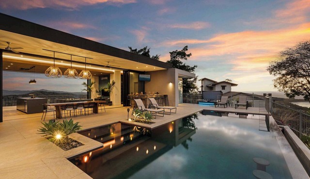 Infinity Pool Villa, 4 Suites & Private Casita