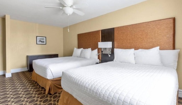 Inviting Unit w/Kitchen | Courtyard | Outdoor Pool | Free Parking in Corte Madera