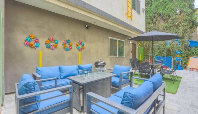 J. Chic 3BR: Patio, BBQ Grill, Games, & Free Parking. Near Universal & Hollywood