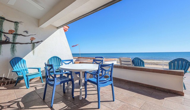 Kasa Kris: Enjoy the beach and ocean view from this cozy beachfront home