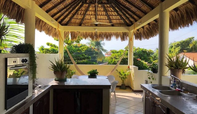 King beds, Starlink, Ocean Views, Steps to beach.