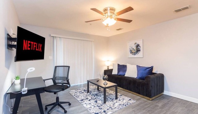 King Bed, Central Location Fast WiFi/Long Term