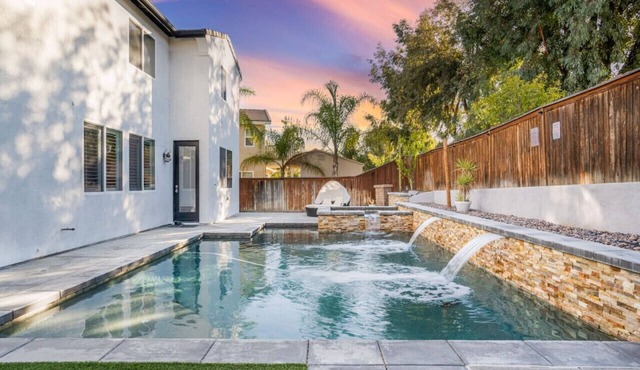 King Bed Temecula Getaway! Amazing Pool & Theatre