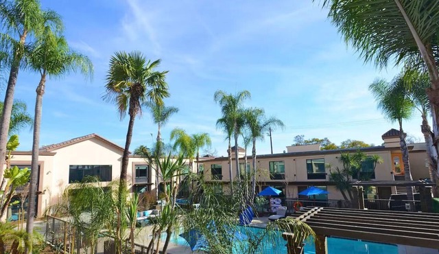 King Deluxe w/Pullout Couch, The Cove Hotel, Heated Pool, Near The Queen Mary