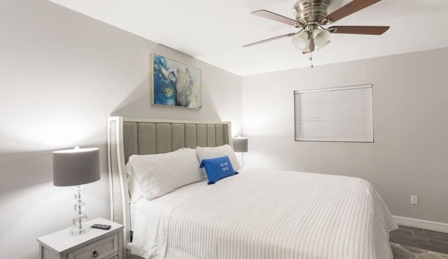 King SIze 🛏 Fast WiFi 📶Central Workspace & Cozy✅