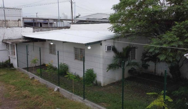 Krypto House with Bathtub and Kitchen