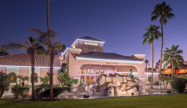 La Fuente Inn & Suites